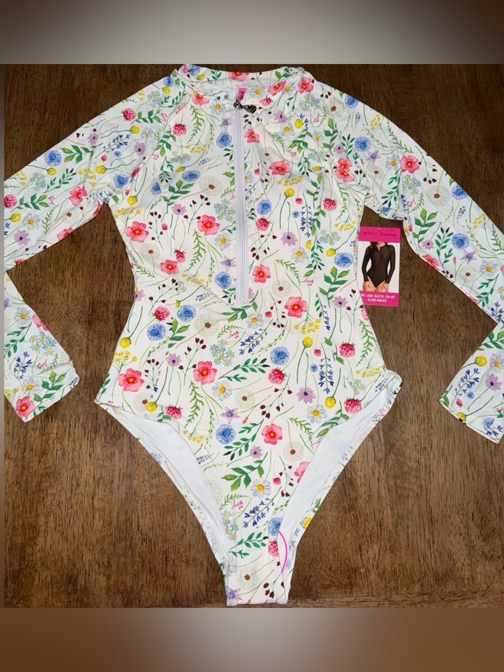 NEW BETSEY JOHNSON
WHITE BRIGHT FLORAL LONG SLEEVE ZIP UP RASH
GUARD SWIMSUIT SM